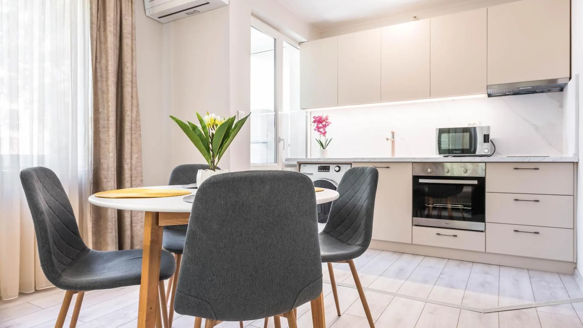 Varna Central Apartment & Studio
